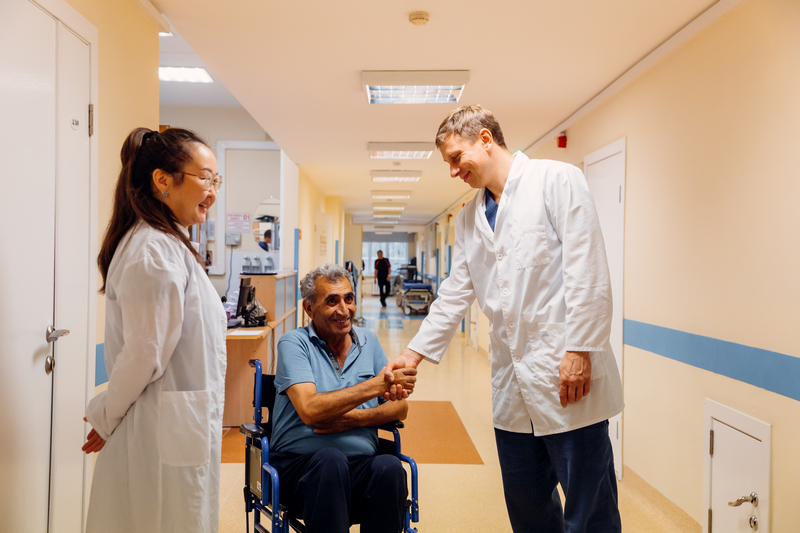 4. НМИЦ им. Мешалкина. пациент с врачами накануне выписки.jpg